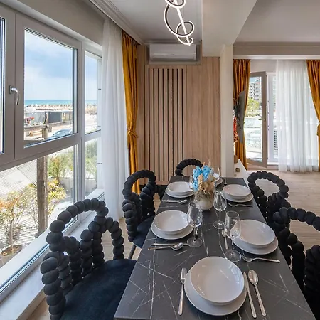 Sea Breeze Chill Out Infinity & Pool-parking Apartment *