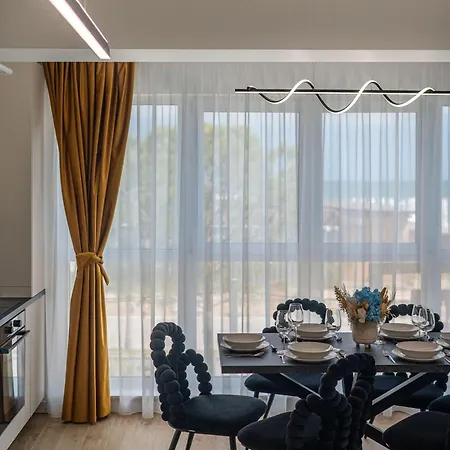 Sea Breeze Chill Out Infinity & Pool-parking Apartment Năvodari