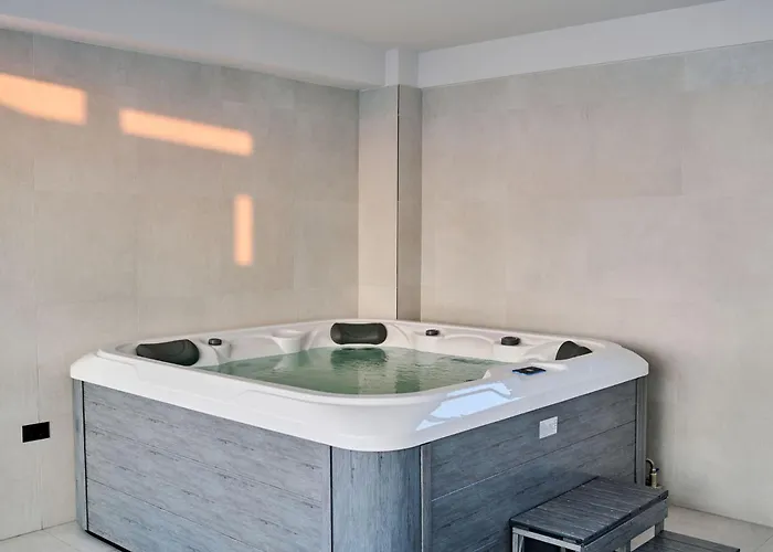 Sea Breeze Chill Out Infinity & Pool-parking Apartment *